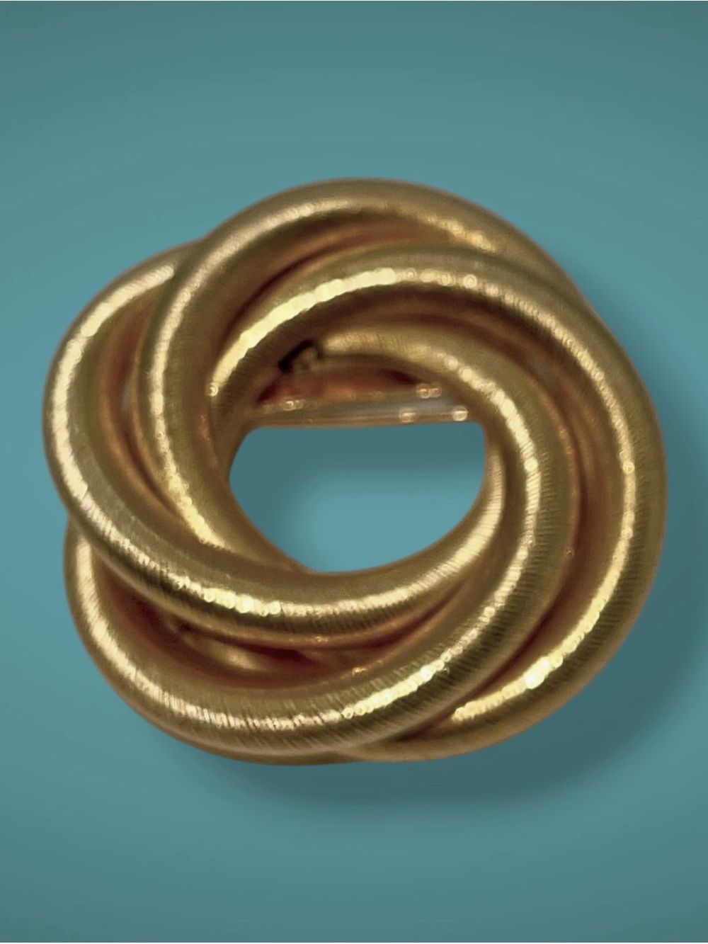 Chic Vintage Statement Gold Tone Interlocking Love Knot Wreath Brooch